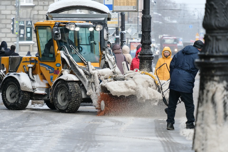 Циклон "Бенедикт" засыпет Петербург снегом.