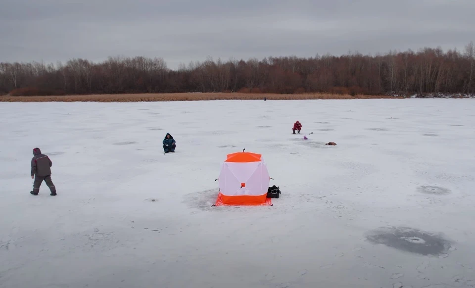 Рыбаки, рискуя жизнью, ловят рыбу тонком льду