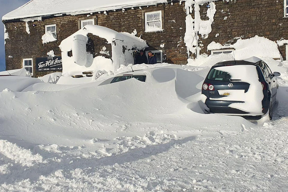 Выход из паба завалило неожиданным снегопадом, лопаты под рукой у британцев не нашлось... Фото: facebook.com/tanhillinn