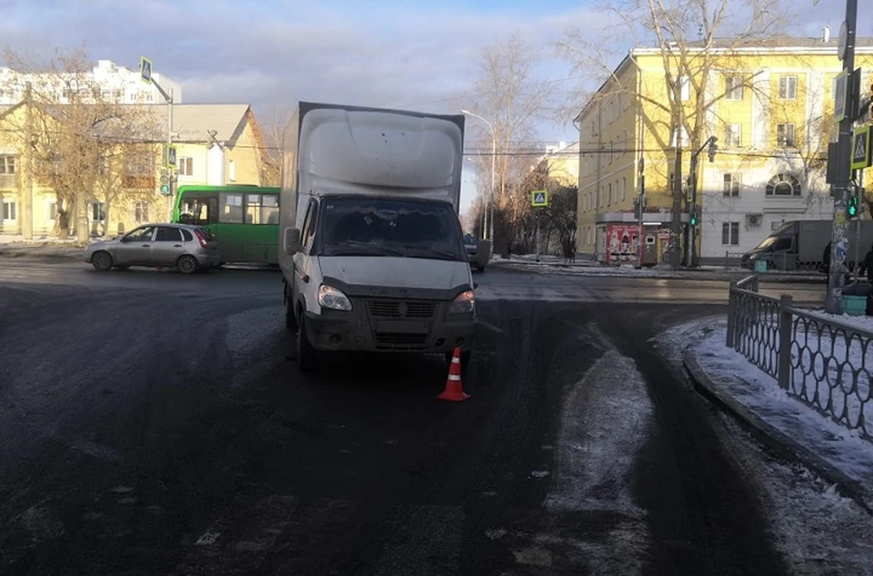 Удар пришелся на переднюю часть автобуса. Фото: отделение пропаганды ГИБДД по Екатеринбургу