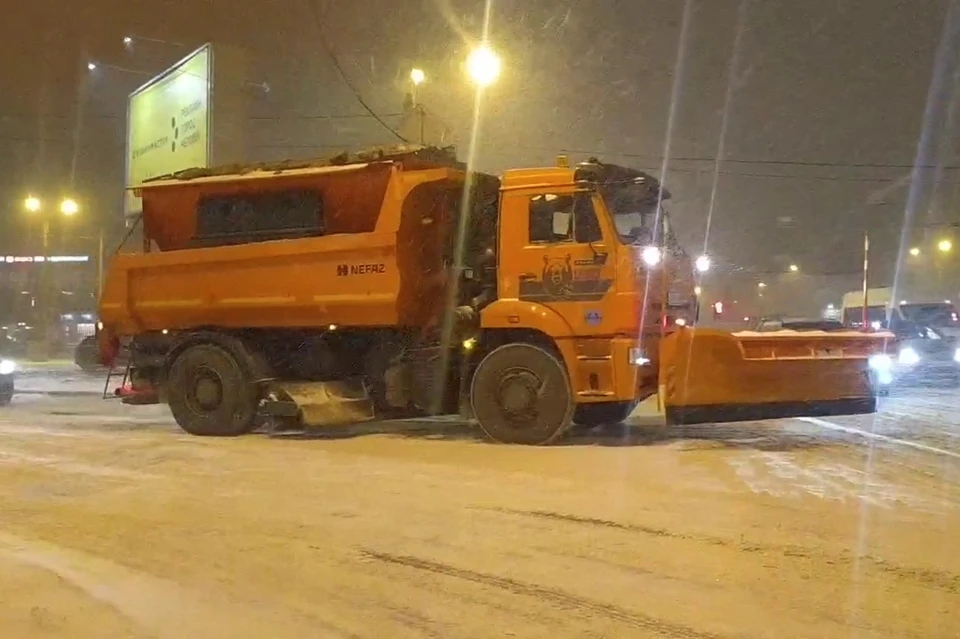 Более 800 единиц техники чистят улицы Петербурга от снегопада.