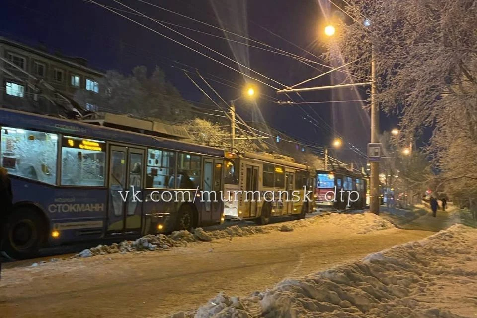 Из-за аварии в Мурманске временно не ходят троллейбусы из Ленинского округа в сторону центра. Фото: vk.com/murmansk_dtp