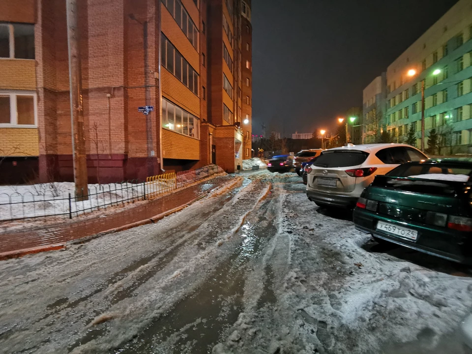Температура в последние несколько дней повысилась из-за влажного, теплого воздуха циклона, а дождь и усиление ветра вызваны проходящими по региону активными атмосферными фронтами