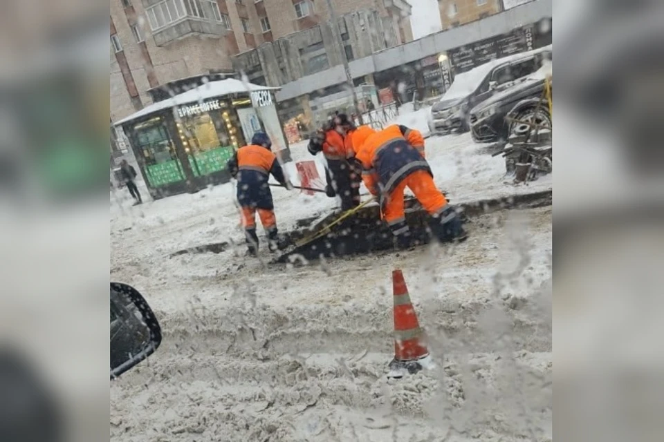 На заснеженном Ленинском проспекте Петербурга за укладку асфальта приняли аварийные работы. Фото: СОЦСЕТИ