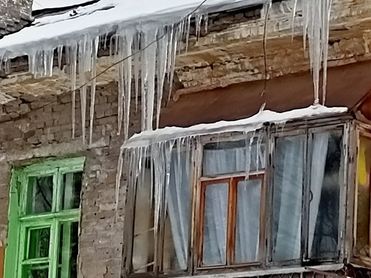 «А если упадет на голову?»: уфимка пожаловалась на огромные сосульки,  опасно свисающие с крыши дома - KP.RU