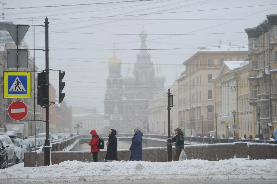 Циклон "Бенедикт" продолжает засыпать Петербург мощным снегопадом.