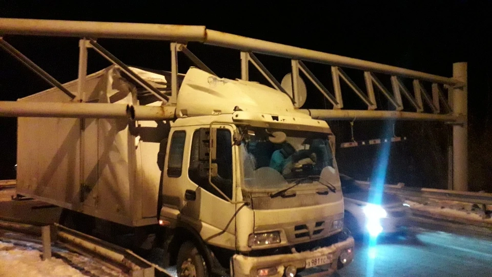 Под Тюменью грузовик въехал в габаритные ворота: перекрыто движение.