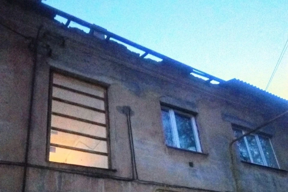 На улице Юннатов в Рязани ветер снес кровлю с двухэтажного дома