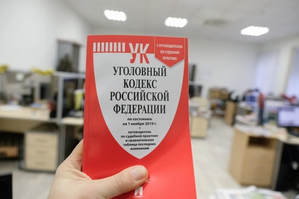 Прокуратура начала проверку после того, как в Новосибирске школьница упала в шахту лифта в заброшенном доме.