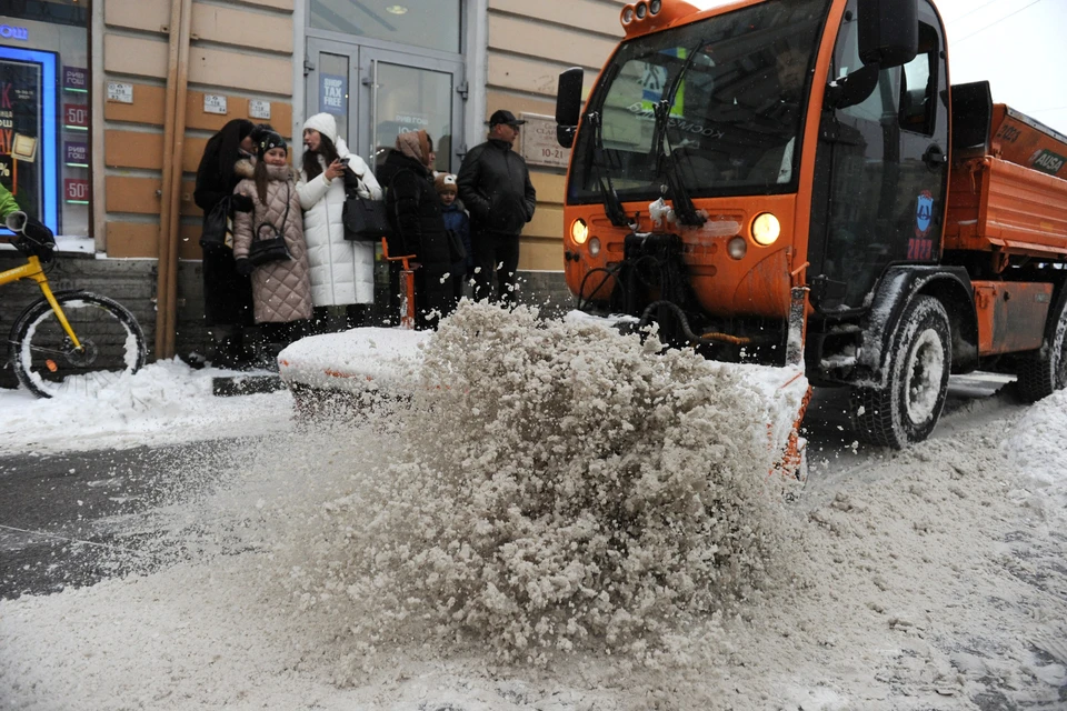 Более 28 тысяч кубов снега вывезли с улиц Петербурга за сутки