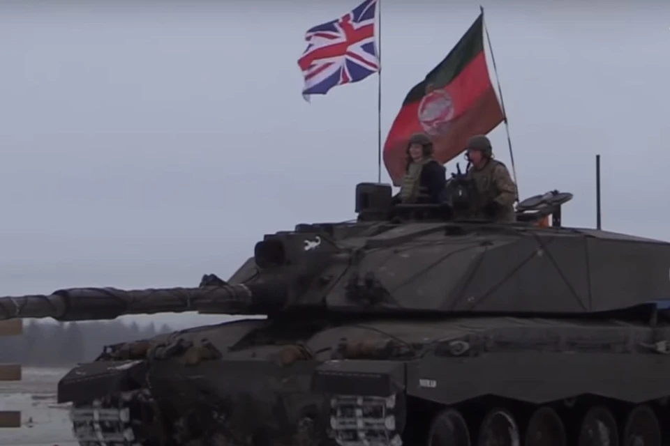 Мировая пресса жадно жует "клубничку": глава МИД Великобритании Лиз Трасс проехалась на танке НАТО вдоль российских границ в Эстонии.