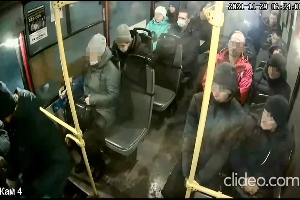 В Ярославле мужчина при входе в автобус №25 ударил женщину. Скриншот с видео, группа "Подслушано в Ярославле" ВКонтакте