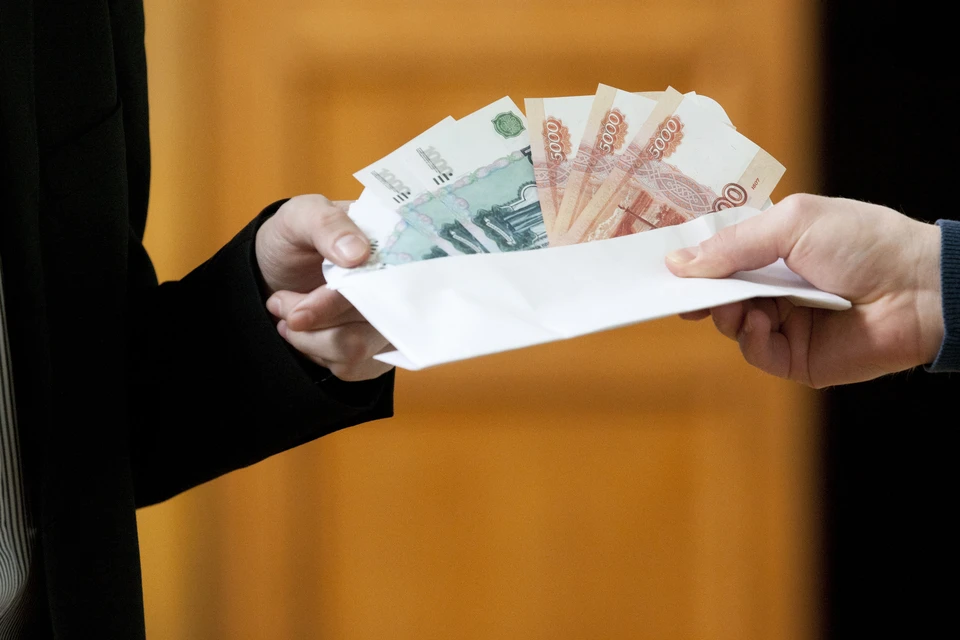 В Кузбассе преподаватель вуза пойдет по суд за получение взяток.