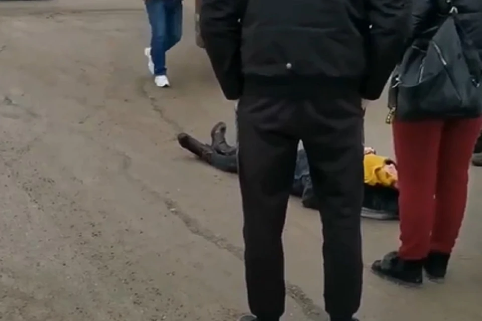 В Новосибирске кроссовер сбил девушку. Фото: стоп-кадр.