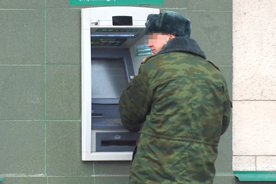 Военнослужащий набрал кредитов на 8 миллионов рублей по указке мошенников и перевел им все деньги.
