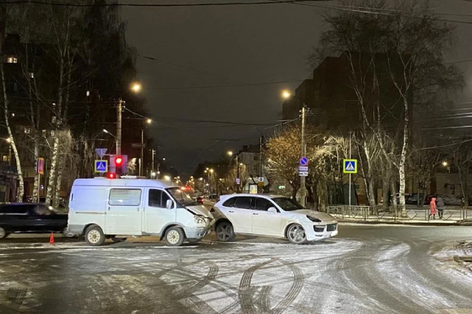 Авария произошла напротив дома №125 по улице Ленина. Фото: vk.com/gibdd43