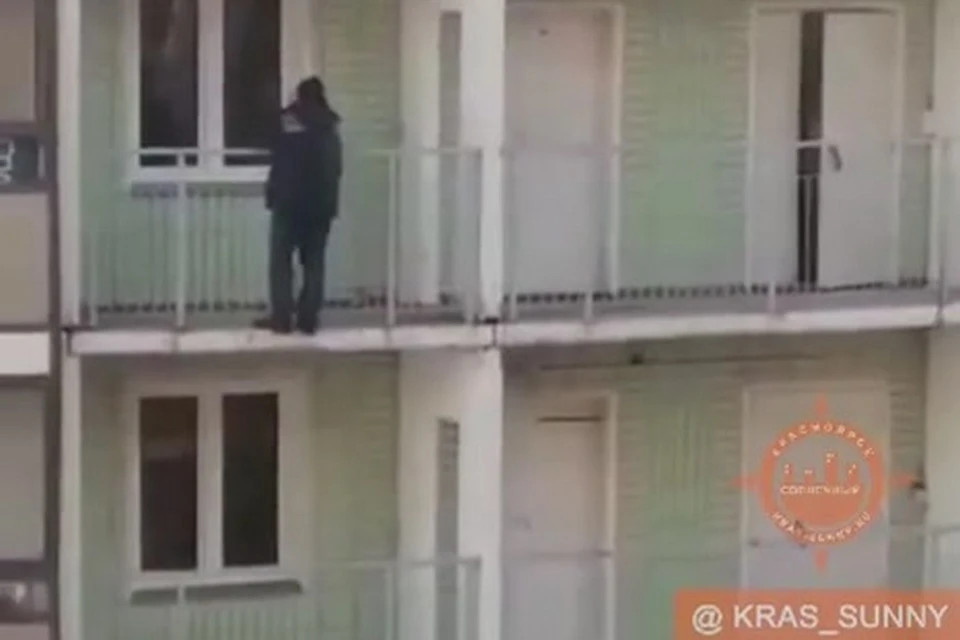 Жительница Красноярска отговорила незнакомца прыгать с балкона высотки. Стоп-кадр видео