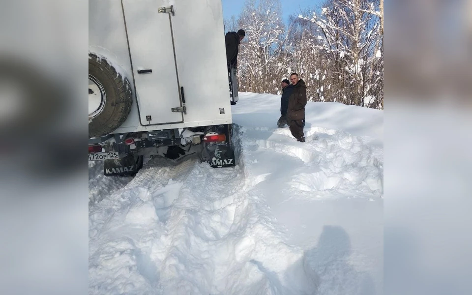 На одной из дорог фура просто застряла. Фото: pgt.vostok