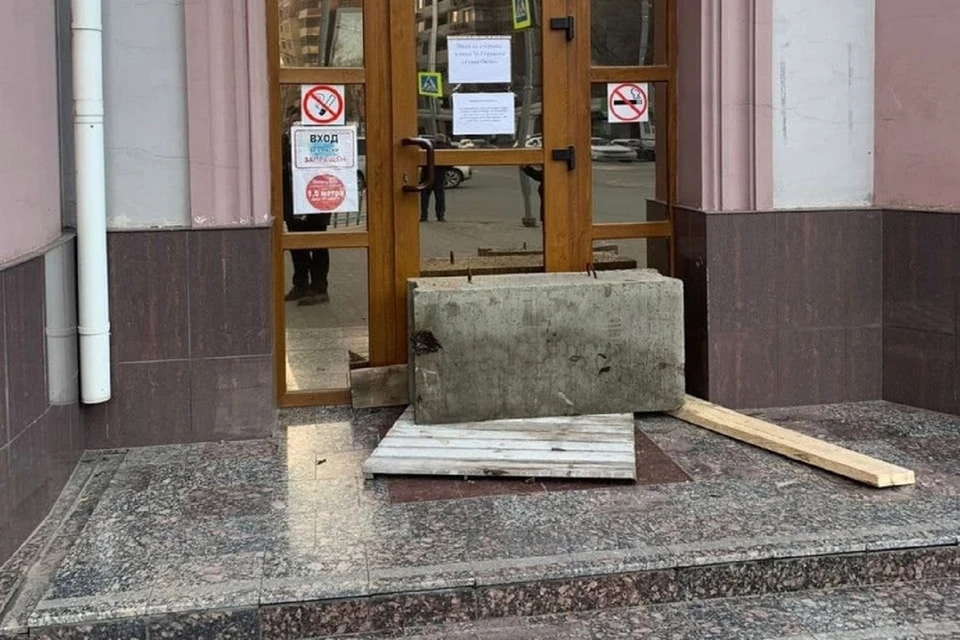 В Ростове водоканальщики забаррикадировали входы в офис бетонными блоками. Фото: "Ростов Главный"