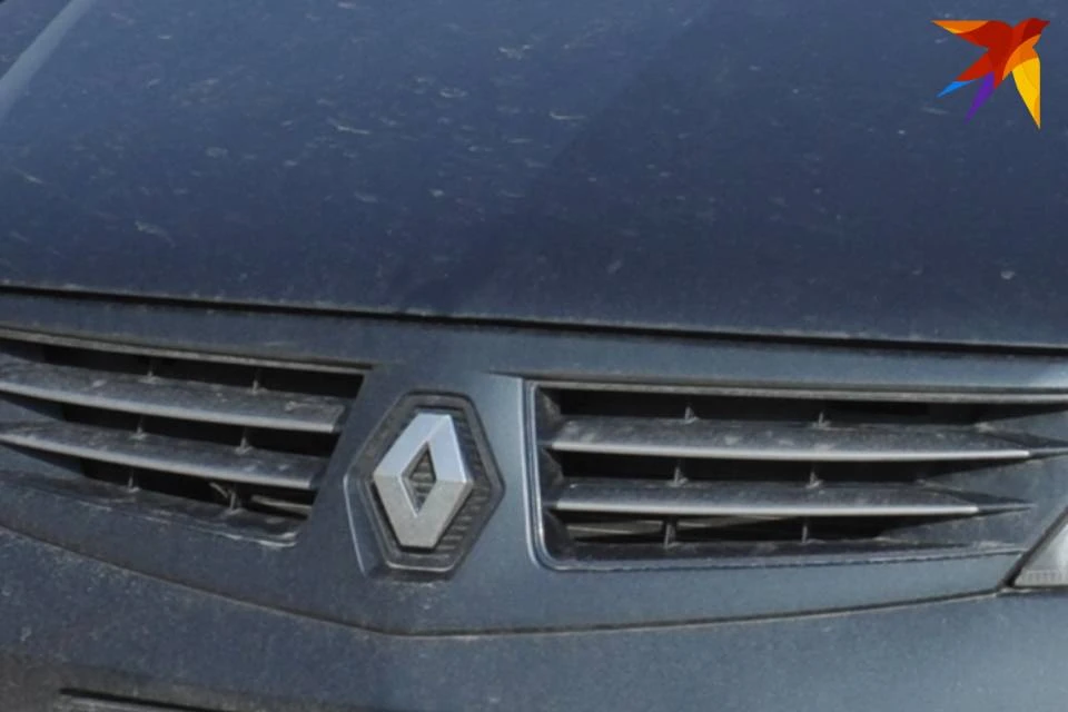 Водитель Renault врезался в припаркованные "Жигули" и заснул.
