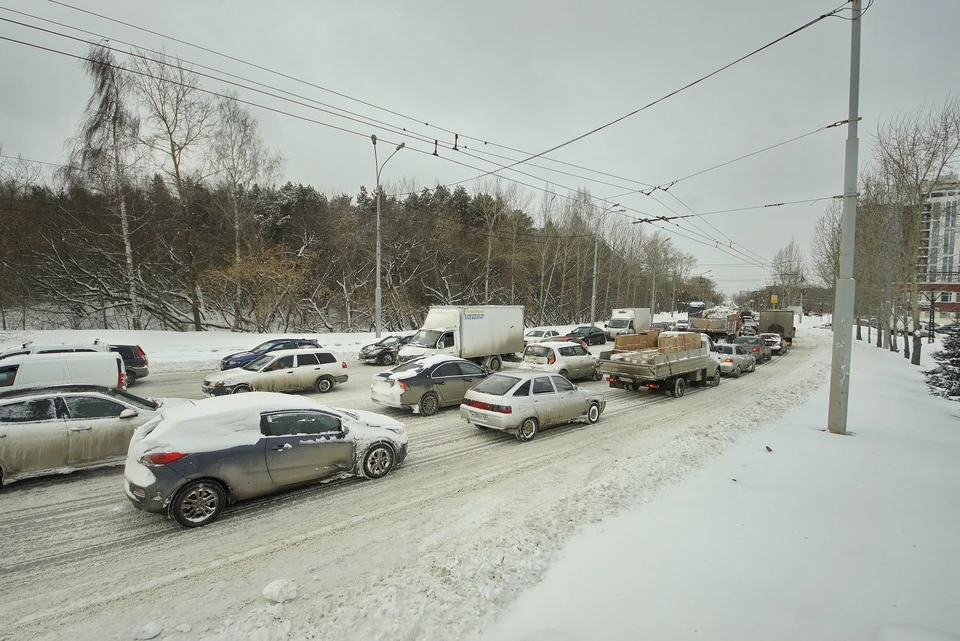 Из-за аварии автомобилисты встали в пробку