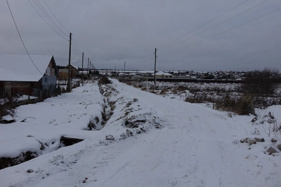 В межсезонье дорога становится совершенно непроезжей. Фото: duma.mo-kirov.ru