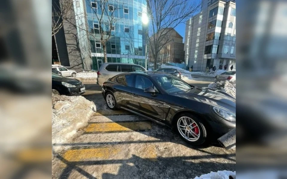 Припаркованный на «зебре» Porshe мешает пешеходам. Фото: instagram.com/dps_vl