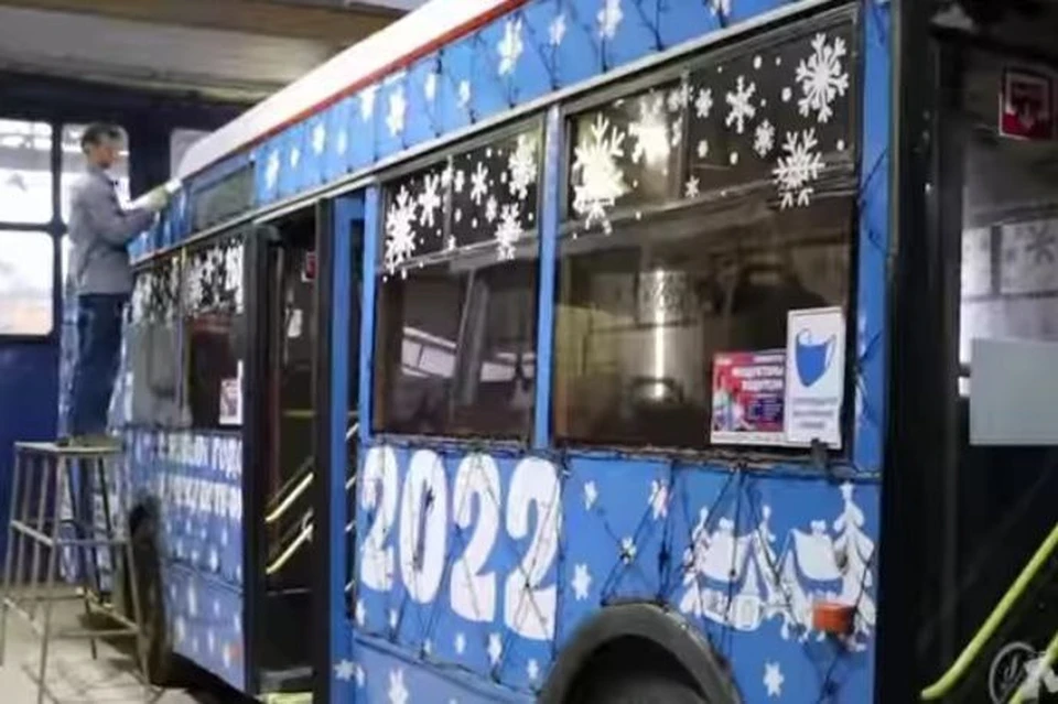 На троллейбусах и трамваях закрепляют новогодние украшения Фото: МУП "КТТУ"