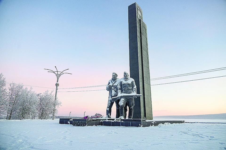 Рядом с Имандрой в городе стоит памятник защитникам Заполярья.