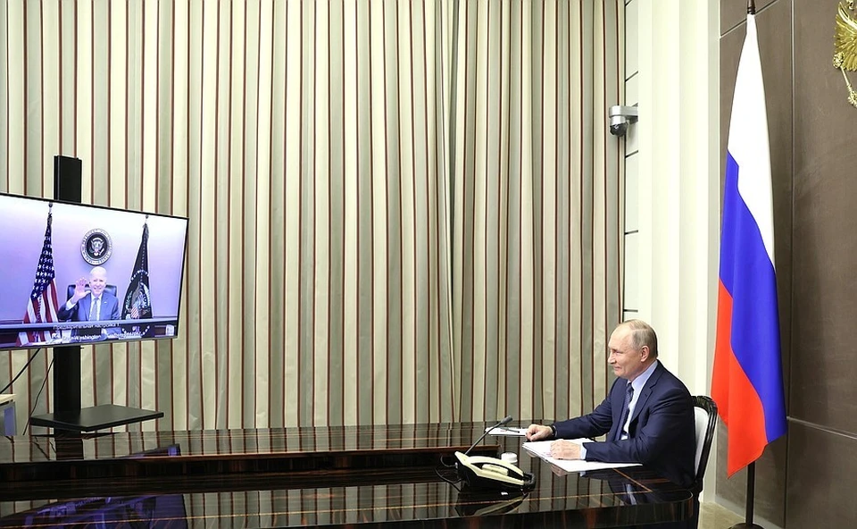 Президент России Владимир Путин и президент США Джо Байден (на экране по видеосвязи) перед началом двусторонних переговоров. Фото: kremlin.ru