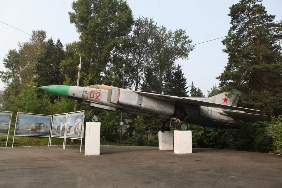 Самолет-памятник МИГ-23 перенесут к школе №21 в Иркутске