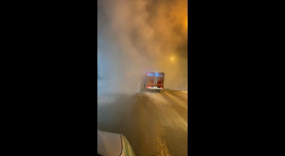 На улице Пржевальского в Тюмени ночью устраняли крупный порыв теплосети.