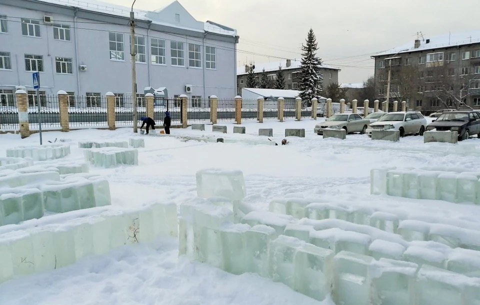 На Германа Титова начали строить ледовый городок.
