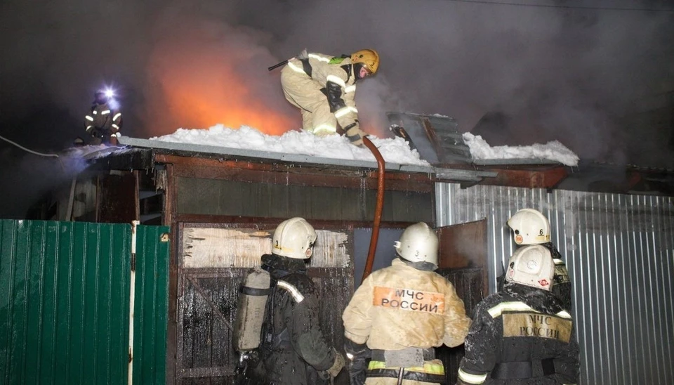 Два крупных пожара в Барнауле и Рубцовске ликвидировали спасатели