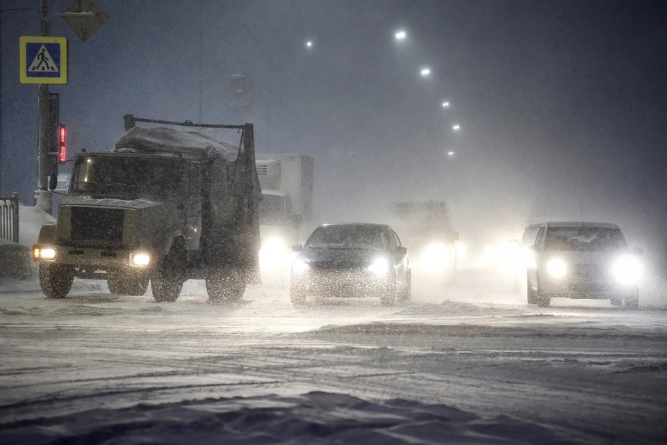 Северяне показывают, как пурга разносит людей, крыши и машины. Фото: Норильск NEWS