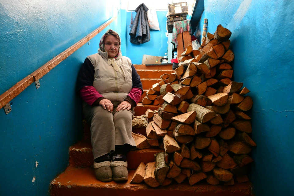 Софья Константиновна топит печь дровами, которые покупала на растопку еще летом. Запасы почти на нуле.