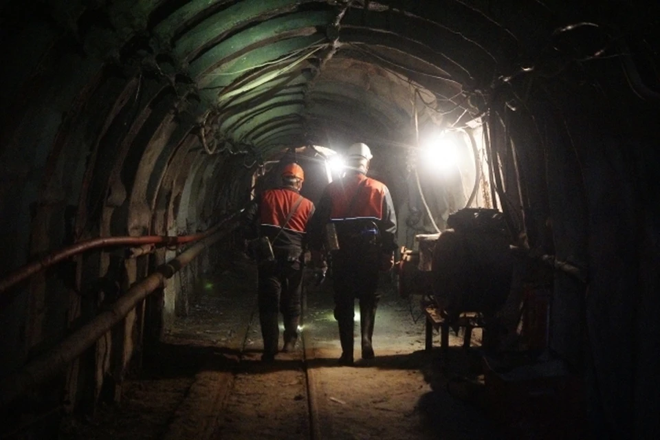 В Кузбассе при обрушении кровли на шахте пострадали три горняка