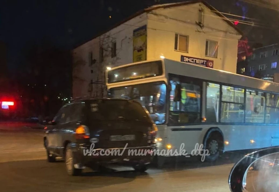 Тв 21 октября 2023. Маршрутка ДТП Мурманск. Авария автобуса в Мурманской области. Аварии мурманских автобусов. Белокаменка Мурманск автобус.