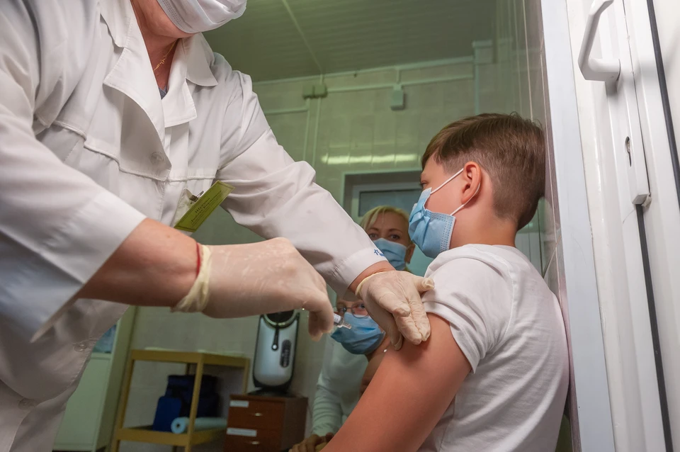 Вакцинация подростков от коронавируса будет проходить только с разрешения родителей.