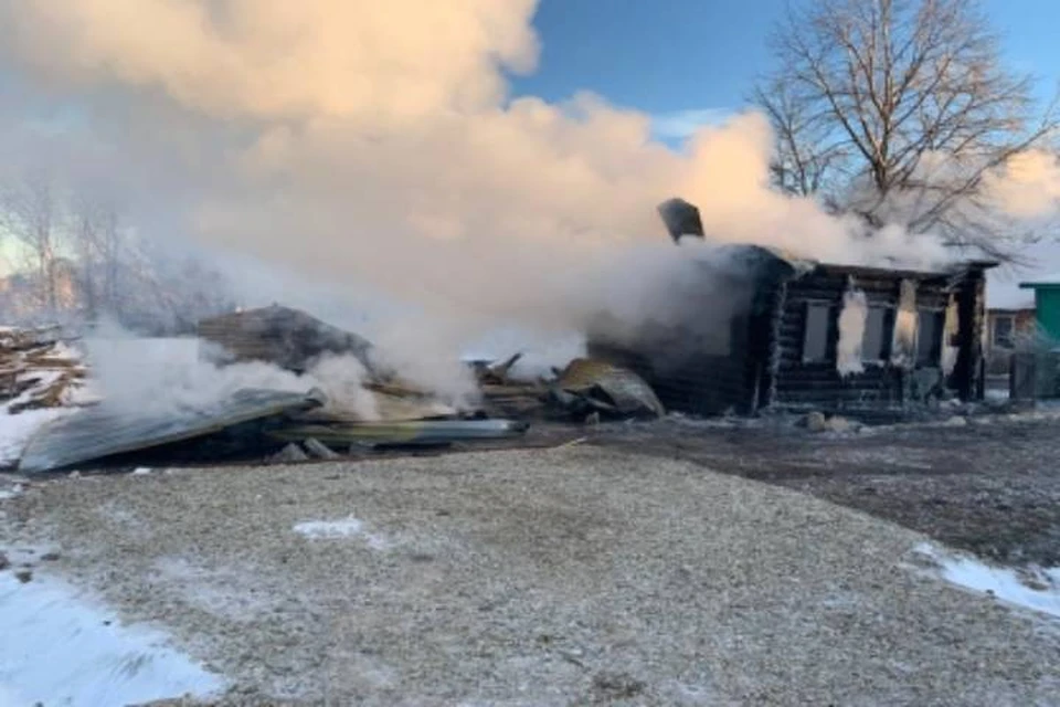 После возгорания бани огонь быстро перекинулся на жилой дом и полностью его уничтожил. Фото: kirov.sledcom.ru