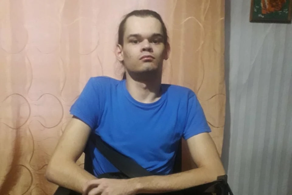 Сын владельца картины Андрея Назарова Ростислав прикован к инвалидному креслу. Фото: личный архив