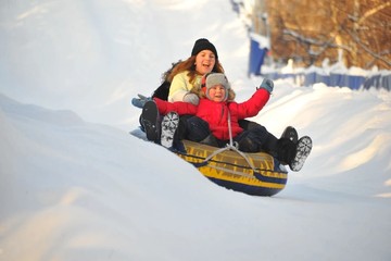 Ледяные и снежные горки 2021-2022 в Нижнем Новгороде: где лучше покататься на тюбингах, ватрушках с детьми.