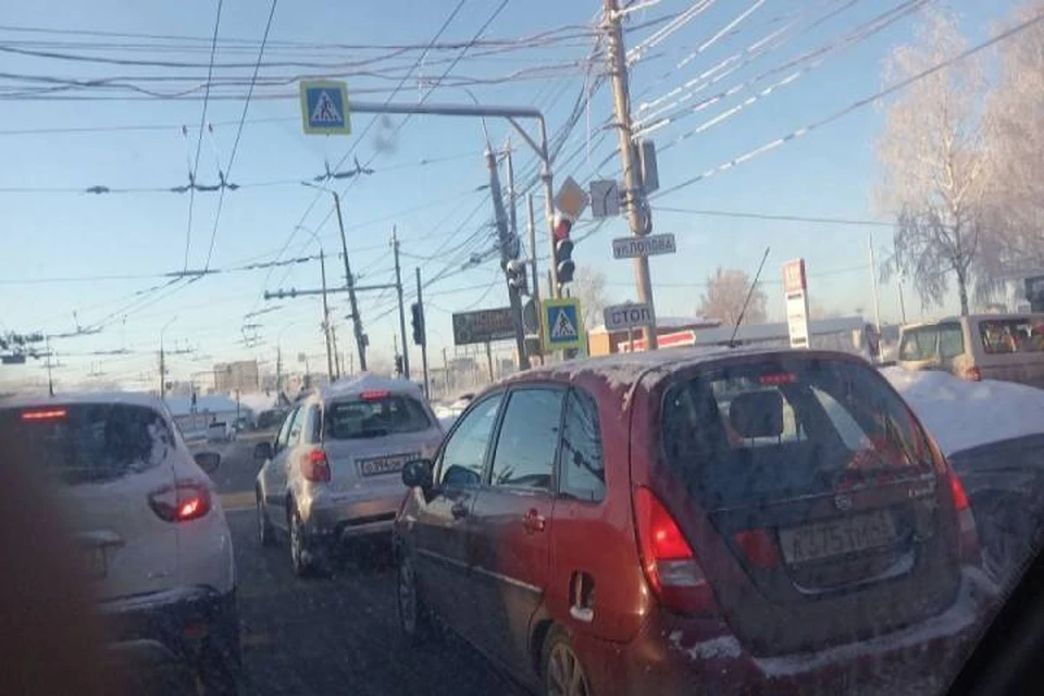 Благодаря восстановлению работы светофоров движение на многих «проблемных» перекрестках стало свободнее. Фото: admkirov.ru
