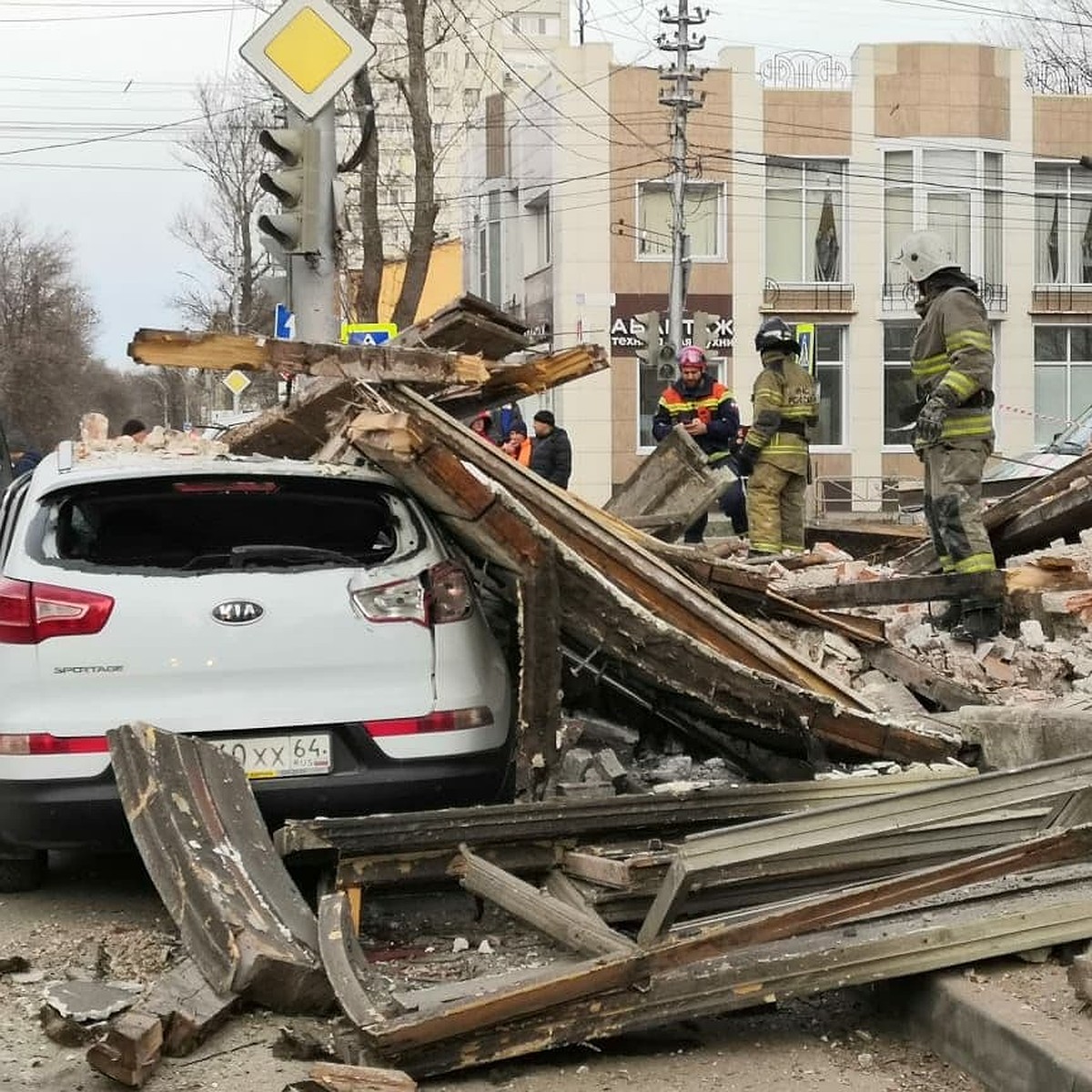 Во время обрушения дома в центре Саратова пострадал мужчина в иномарке -  KP.RU