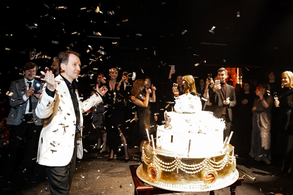 Евгений Миронов и праздничный торт. На фото справа гостья праздника — Юлия Пересильд. Фото — пресс-служба Театра Наций