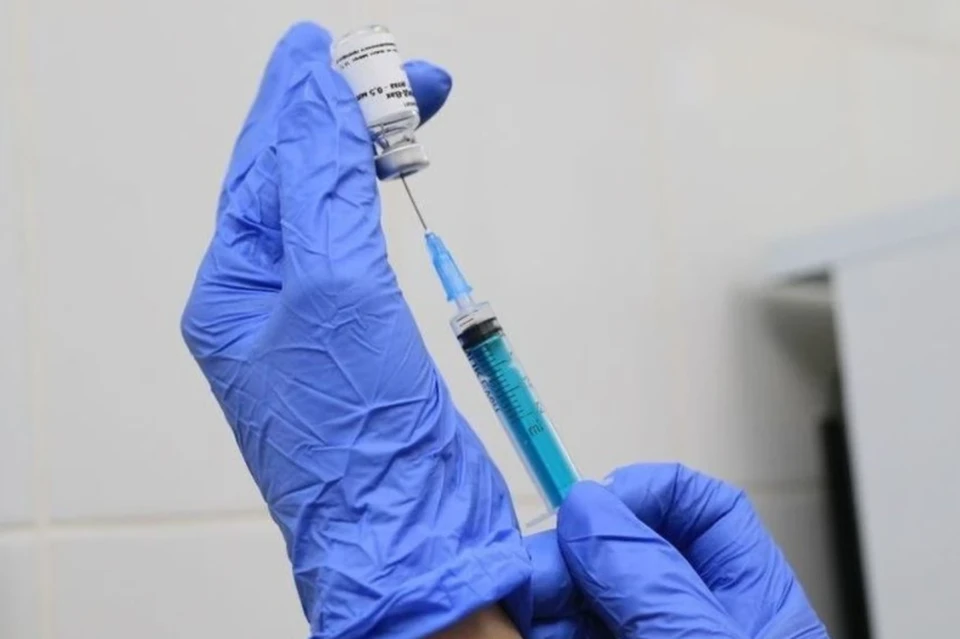 Первую прививку от коронавируса поставили 100 702 жителей Алтайского края.