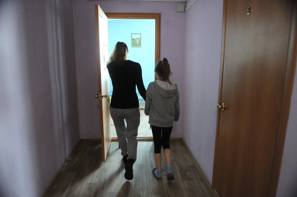 Женщина-заключенная в женской ИК во время длительного свидания с родными