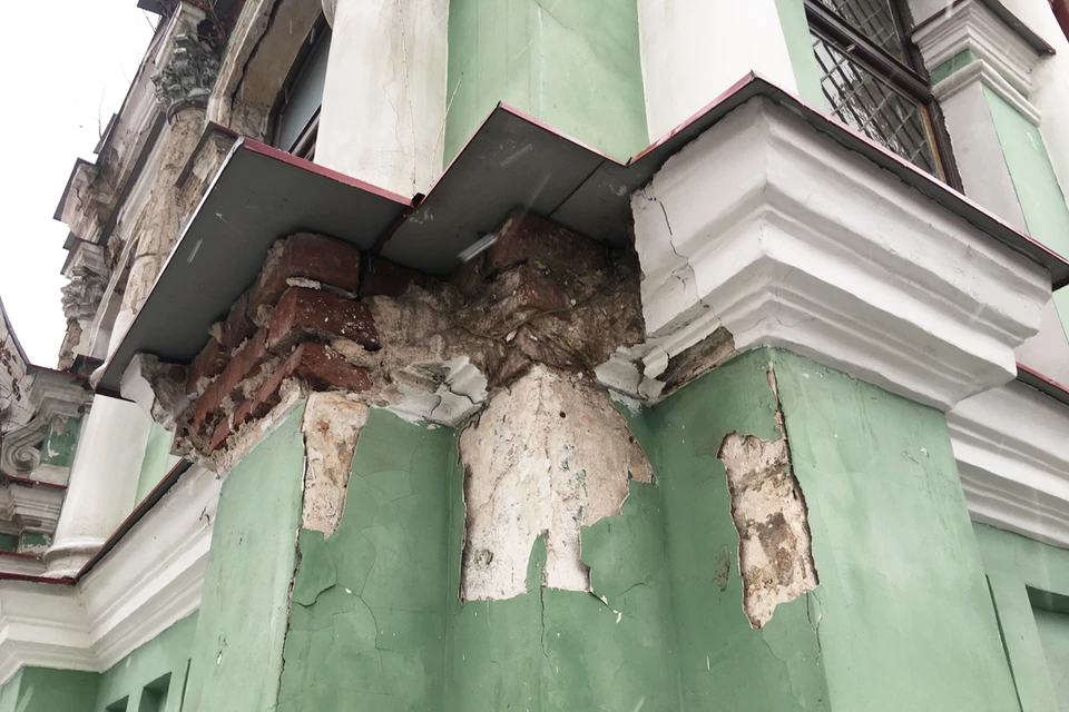Решение о сносе принимается только в том случае, если здание совсем разрушено либо представляет серьезную угрозу для жизни людей.