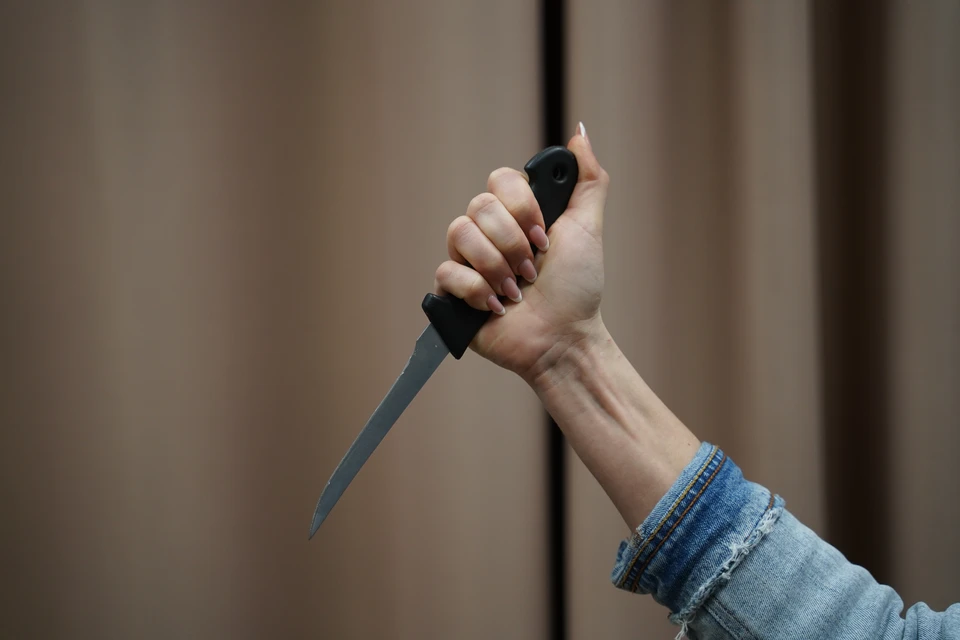 Упал нож у девушки. Девушка замахивается ножом. Упал нож у девушки. Ножик упал со стола. Упал нож у девушки.