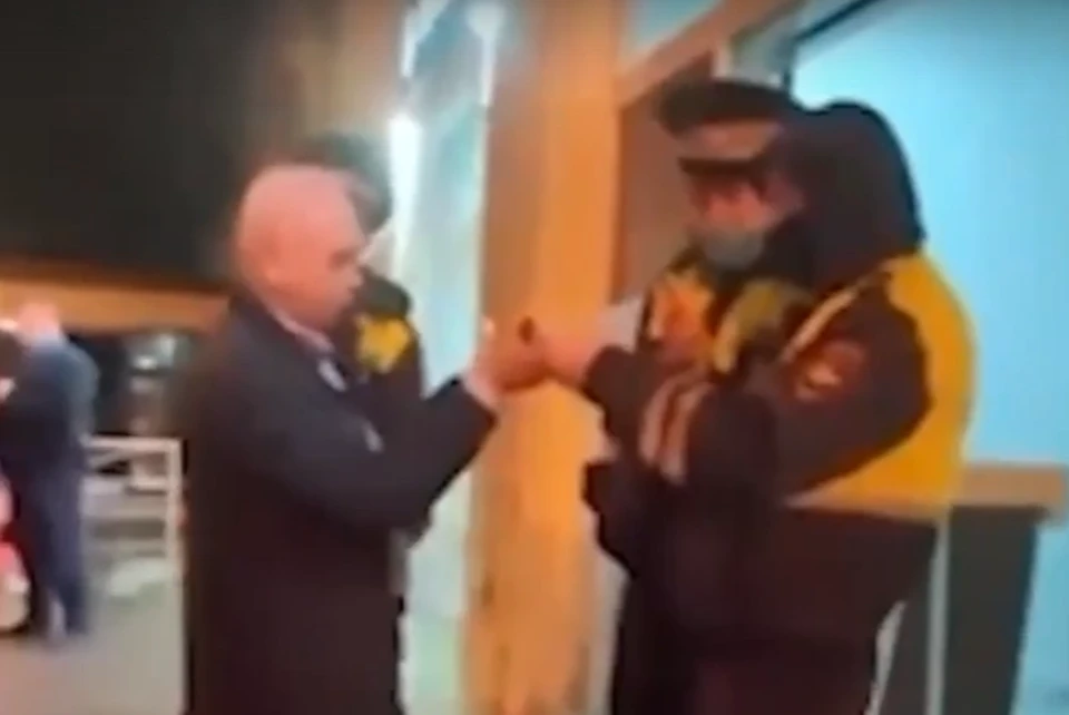 Мужчина конфликтовал с полицейскими. Фото: скриншот из видео "Инцидент Крым"/"Вконтакте"